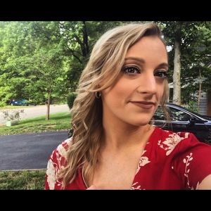 Meet your Posher, Caitlin